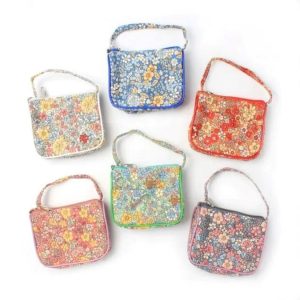 Bolsa com estampado flor e tira de ombro
