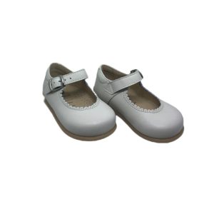 Sapato de fivela com sola flexível